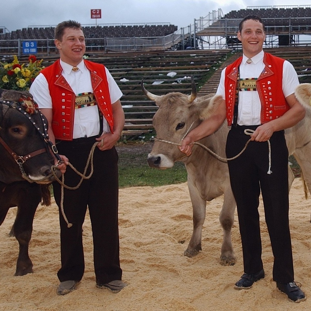 Joerg Abderhalden aus Nesslau, links, war der grosse Triumphator des 14. Kilchberg Schwinget vom Sonntag, 1. September 2002 in Kilchberg, hier zusammen mit seinem Lebendpreis, dem Muni "Ivan&quot ...