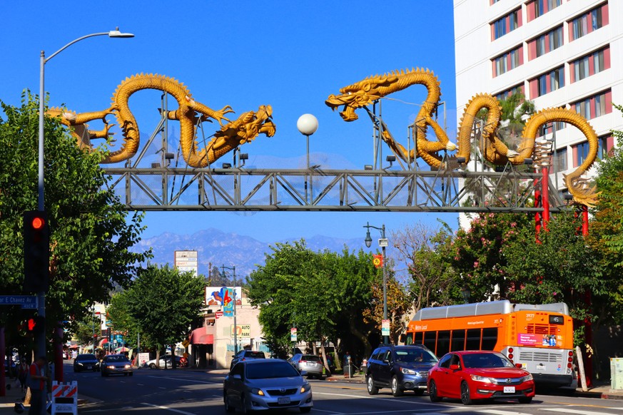 Los Angeles, Kalifornien - 11. Oktober 2023: Das Drachentor von Chinatown des Architekten Rupert Mok. Das Chinatown Gateway Monument befindet sich am 600 N Broadway, Los Angeles