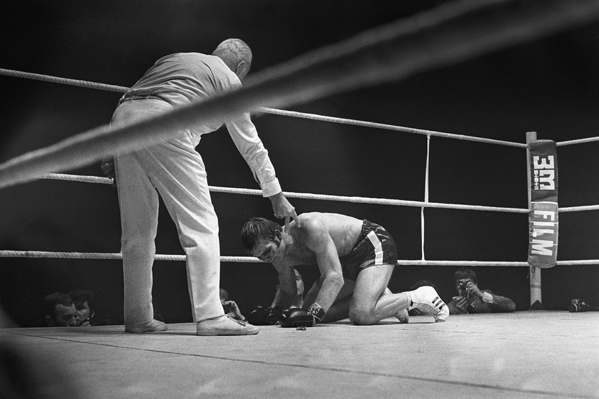 Muhammad Ali (mit gebuertigem Namen Cassius Clay) boxt am 26. Dezember 1971 im Hallenstadion in Zuerich gegen den Deutschen Boxer Juergen Blin, rechts. Ali gewann den Kampf durch K.O. in der siebten R ...