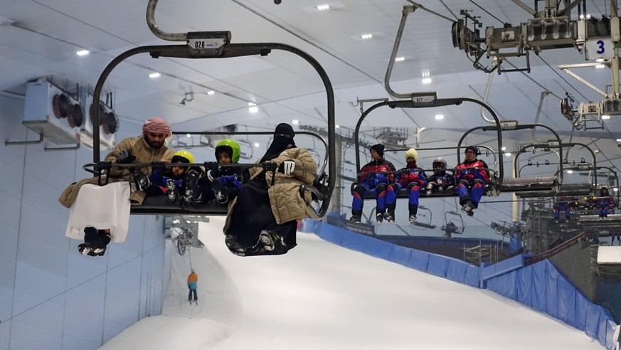 IMAGO / Frank Sorge

29.03.2018, Dubai, VAE - Menschen sitzen in der Indoorskihalle Ski Dubai in einem Sessellift. (Araber, arabisch, asiatisch, Asien, Ausflugsziel, Dubai, Einheimische, Ferien, Freiz ...