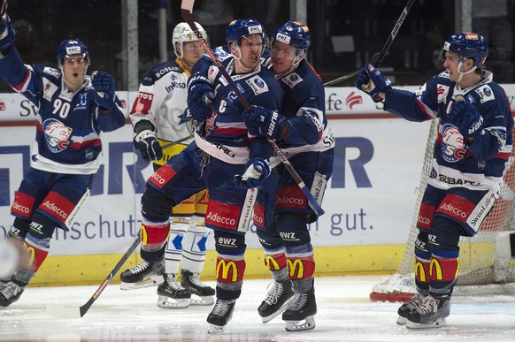 Jubel zum 3:1 bei Mattia Hinterkircher, Torschuetze Patrick Geering, Reto Schaeppi und Pius Suter, vlnr, im zweiten Eishockey Playoff-Viertelfinalspiel der National League zwischen den ZSC Lions und d ...