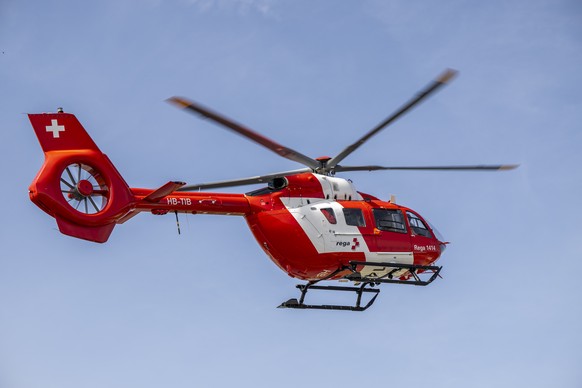 Le nouvel helicoptere appareil de type Airbus H145 D3 de sauvetage de la REGA arrive pour atterrir devant sa base renovee, a l'occasion d'une visite presse afin de presente sa base renovee e ...