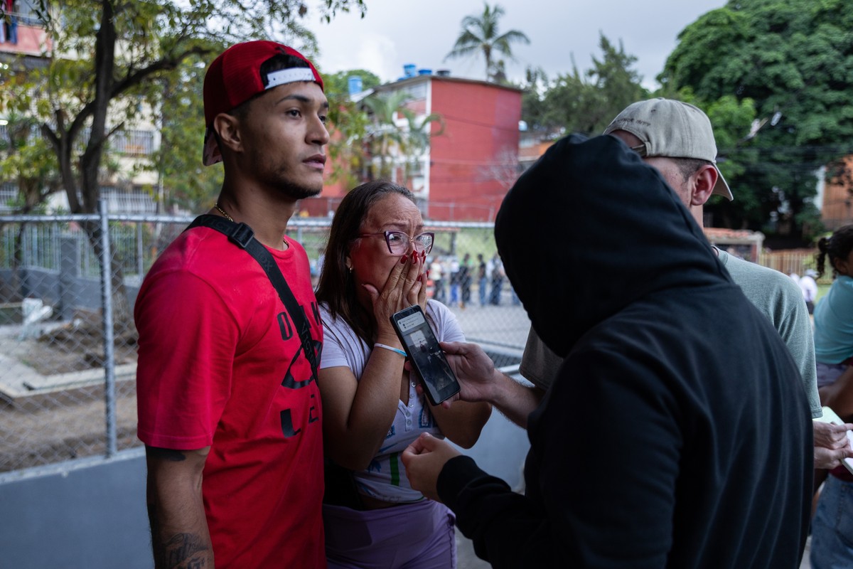 epaselect epa13062556 People react outside their homes in Caracas, Venezuela, 24 June 2026. Two powerful earthquakes struck Venezuela, including a magnitude 7.5 earthquake, causing buildings to collap ...