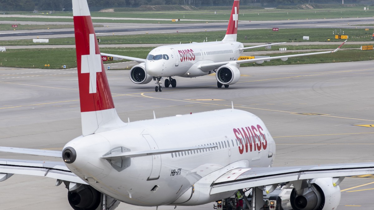 ARCHIVBILD ZUR REDUKTION DER KAPAZITAETEN DER SWISS IM MAERZ UND APRIL UM BIS ZU 50 PROZENT, AM FREITAG, 6. MAERZ 2020 - Ein Airbus A220-300, hinten, der Swiss rollt am Flughafen Zuerich am Dienstag,  ...