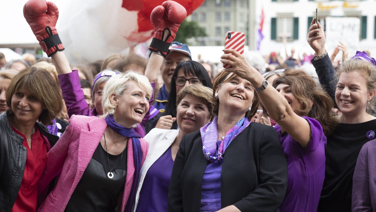 Sibel Arslan, Nationalraetin GP-BS, rechts, macht ein Selfie mit Nationalratspraesidentin Marina Carobbio Guscetti, Bundesraetin Viola Amherd und Nationalraetin Isabelle Moret, von rechts, bei einer K ...