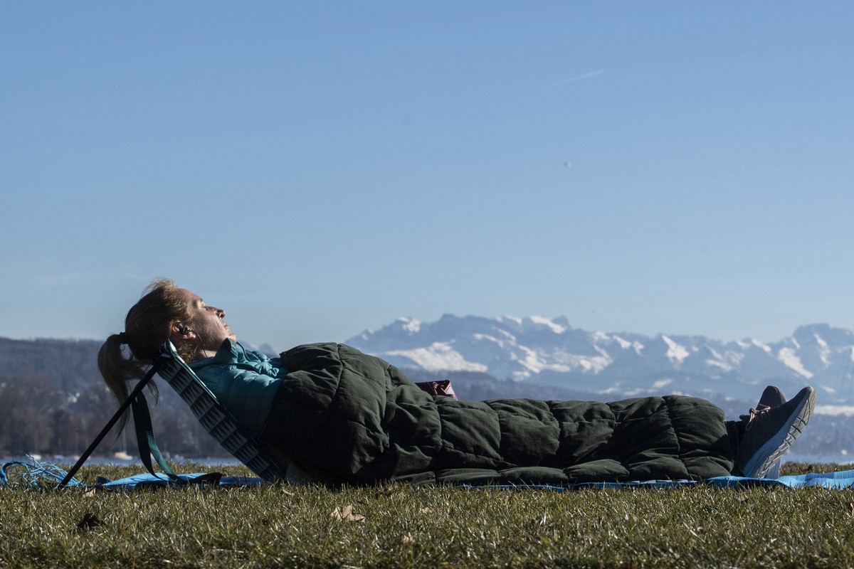 Eine Frau geniesst das Fruehlingshafte Wetter am Zuerichsee, aufgenommen am Samstag, 16. Februar 2019 in Zuerich. (KEYSTONE/Ennio Leanza)