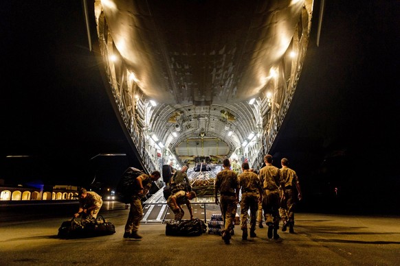 epa06193626 A handout photo made available by the British Ministry of Defence (MOD) on 09 September 2017 shows British members of 24 Commando Royal Engineers disembark withkit and equipment from a RAF ...