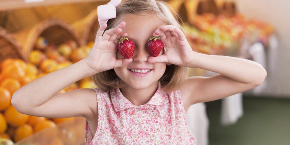 1400 Tonnen Erdbeeren sind letzte Woche auf Schweizer Feldern gepflückt worden. Einige Bauern befürchten, ihre Ernte nicht loszuwerden.