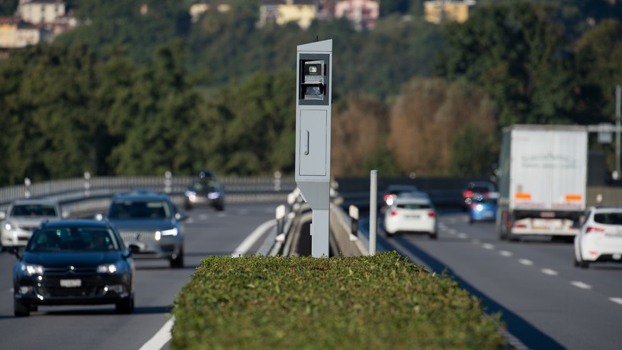 Das Radargeraet auf der A2 bei Balerna TI, welches in nur einem halben Jahr 68&#039;000 Autos blitzte. Dies bringt dem Kanton Tessin eine Rekordsumme von 8 Millionen Franken ein. (KEYSTONE/Ti-Press/Fr ...