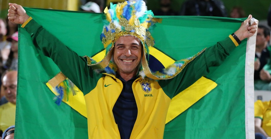 epa05498453 Supporters of Brazil cheer before the men&#039;s Beach Volleyball Gold Medal match between Nicolai/Lupo of Italy and Alison Cerutti/Bruno Oscar Schmidt of Brazil of the Rio 2016 Olympic Ga ...