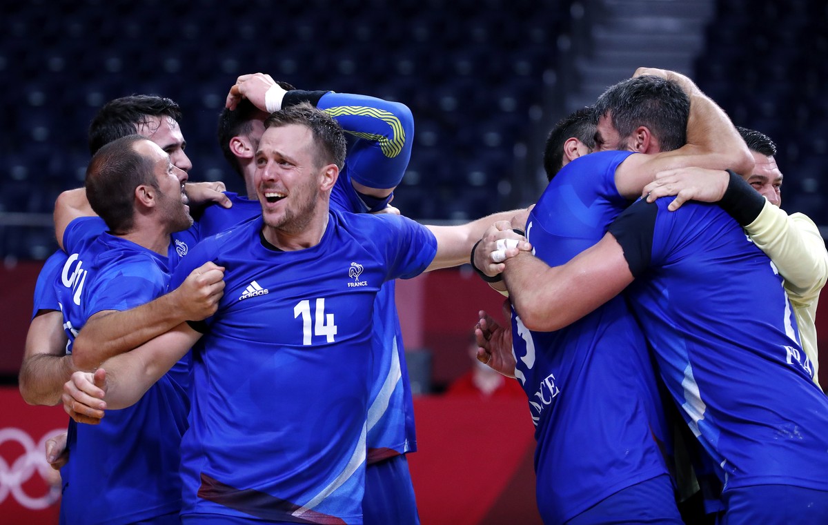 epa09404004 French playes react after defeating Denmark after the Men's Gold medal match between France and Denmark at the Handball events of the Tokyo 2020 Olympic Games at the Yoyogi National G ...