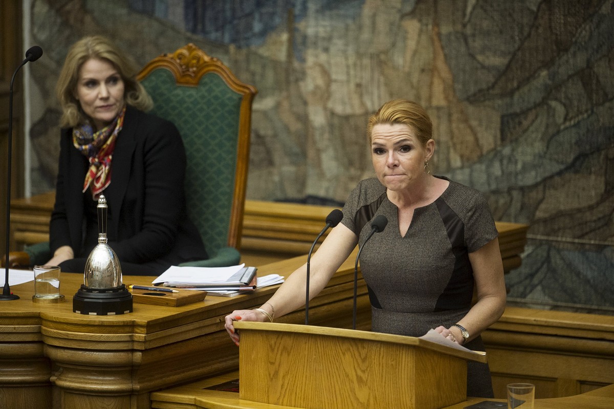 Dänische Immigrationsministerin Inger Stojberg (rechts) bei der umstrittenen Gesetzesdebatte im Parlament.
