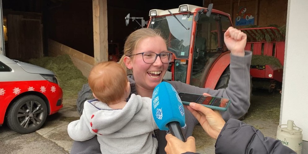 Am Montagmorgen ging es los mit «Radio 24 Ding Dong Cash 2023». Am ersten Tag zog es das Reporterinnenteam nach Trachslau in Einsiedeln – auf den Hof von Cornelia. Sie war schnell an der Haustüre, so  ...