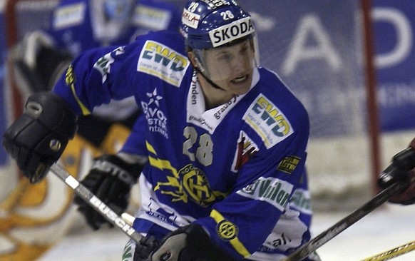 Der Davoser Laurent Mueller, links, im Stockgefecht mit den Langnauern Daniel Steiner, verdeckt, und Joel Froehlicher, rechts, im Spiel der Eishockey Nationalliga A zwischen dem HC Davos und den SCL T ...