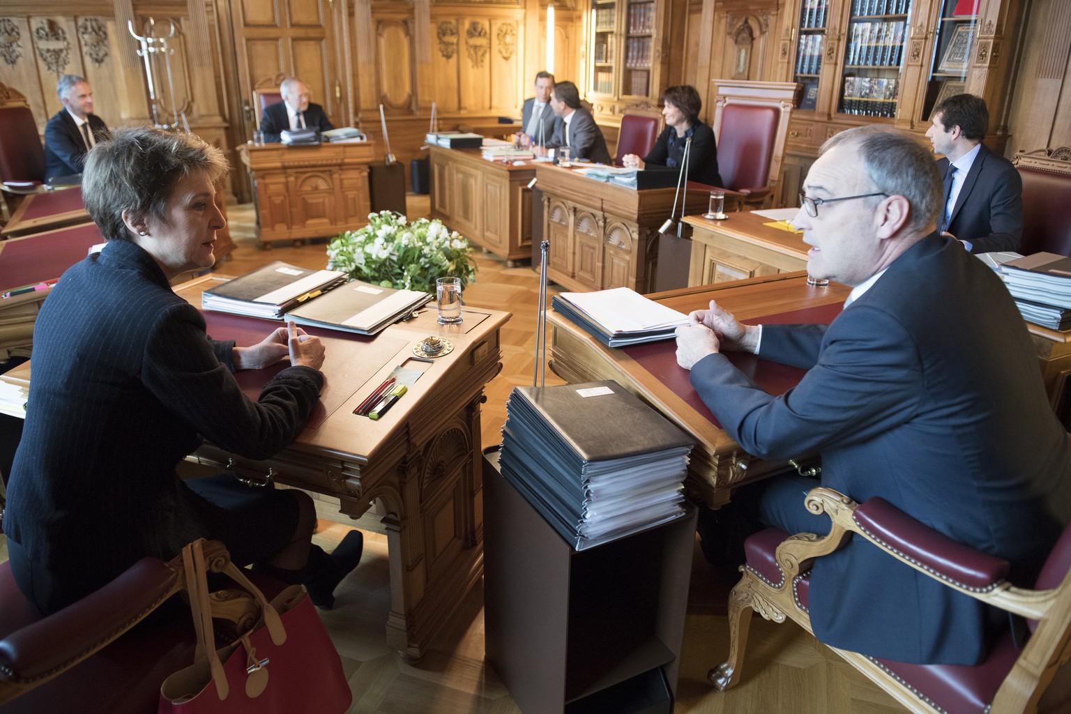 Bundesraetin Simonetta Sommaruga, links, spricht mit Bundesrat Guy Parmelin, rechts, an der Seite von Bundesrat Didier Burkhalter, Bundesrat Johann Schneider-Ammann, Vizekanzler Joerg De Bernardi, Bun ...