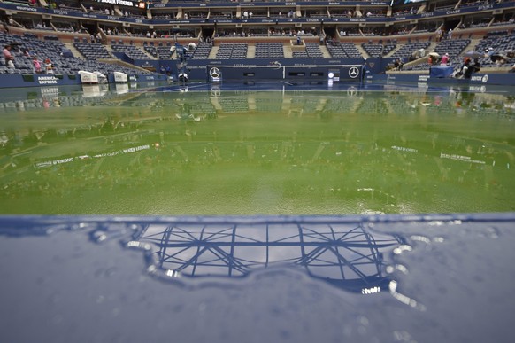 epa04929203 Rain continues to fall on Arthur Ashe Stadium just minutes before Roger Federer of Switzerland and Novak Djokovic of Serbia were to arrive on court for the men&#039;s final on the fourteen ...