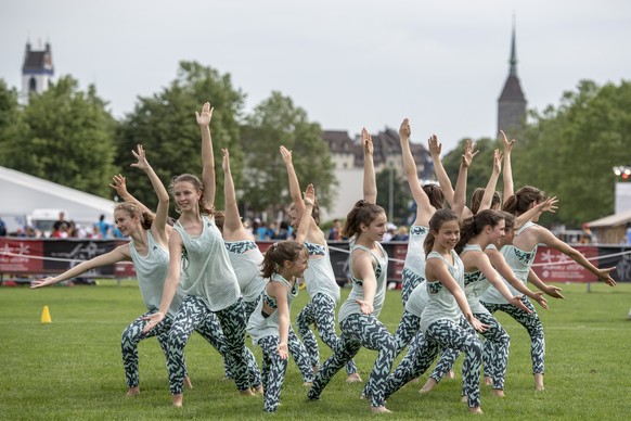 Eine Gymnastik Gruppe anlaesslich des Eidgenoessischen Turnfest 2019 in Aarau am Freitag, 14. Juni 2019 im Schachen in Aarau. Das Eidgenoessische Turnfest in Aarau dauert vom 13. Juni bis 23. Juni 201 ...