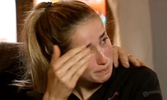 Die belgische Quer-Fahrerin van den Driessche bricht im TV-Interview in Tränen aus.