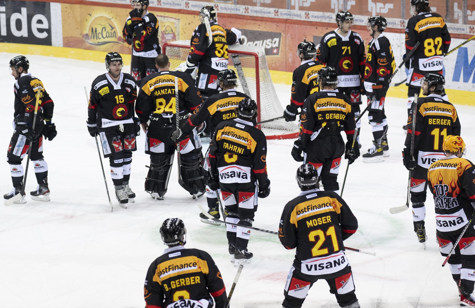 Berns Spieler geschlagen nach dem Qualifikationsspiel der National League zwischen dem SC Bern und dem EHC Biel, am Dienstag, 1. Maerz 2022 in der Postfinance Arena in Bern. (KEYSTONE /Marcel Bieri)