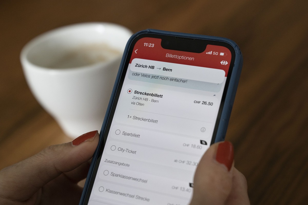 Eine Frau vergleicht Streckenbillett und Sparbillett via SBB App auf ihrem Smartphone fuer die Strecke Zuerich-HB - Bern, fotografiert am Dienstag, 2. Juli 2024 in Zuerich. (KEYSTONE/Christian Beutler ...