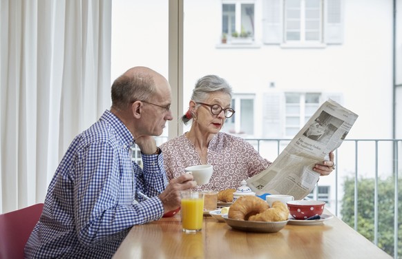 ZUM THEMA AKTIVE SENIOREN IM ALLTAG STELLEN WIR IHNEN HEUTE, MITTWOCH, 11. JANUAR 2017, FOLGENDES NEUES BILDMATERIAL ZUR VERFUEGUNG --- [Symbolic Image] An elderly couple has breakfast together and re ...