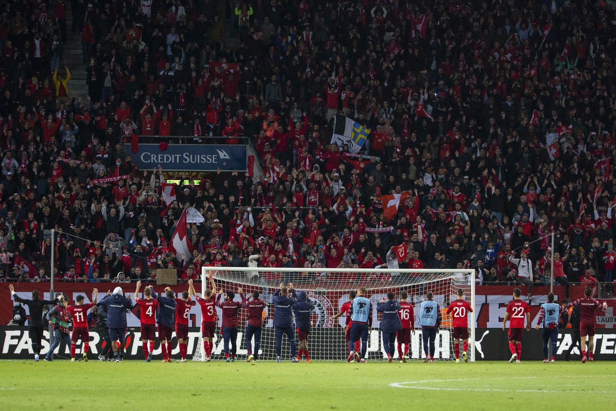 Switzerland's players greats their supporters after wining against Northern Ireland team, during the 2022 FIFA World Cup European Qualifying Group C football match between Switzerland and Norther ...