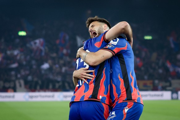 Dominik Schmid (FCB), rechts, und Albian Ajeti (FCB) umarmen sich waehrend dem Meisterschaftsspiel der Super League zwischen dem FC Zuerich und dem FC Basel am Samstag, den 12. April 2025, im Letzigru ...