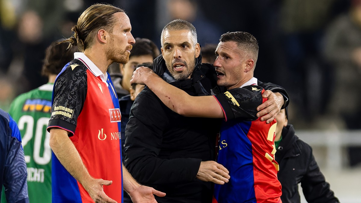 FC Basels Trainer Fabio Celestini, Mitte, feiert den Sieg mit Michael Lang, links, und Taulant Xhaka nach dem Fussball Cup Achtelfinal zwischen dem SC Kriens und dem FC Basel am Mittwoch, 1. November  ...