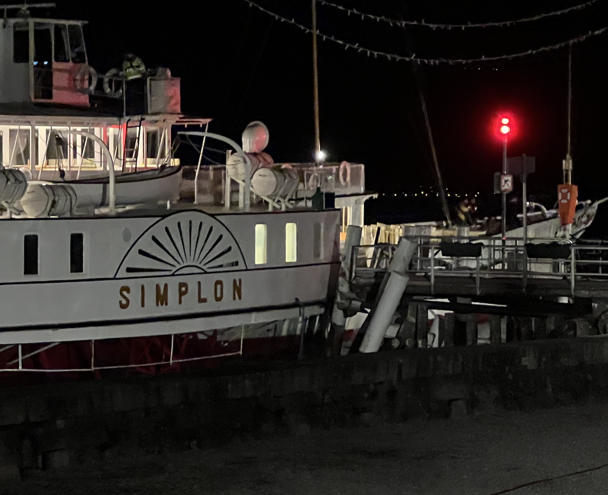 L'avant du ponton est détruit.