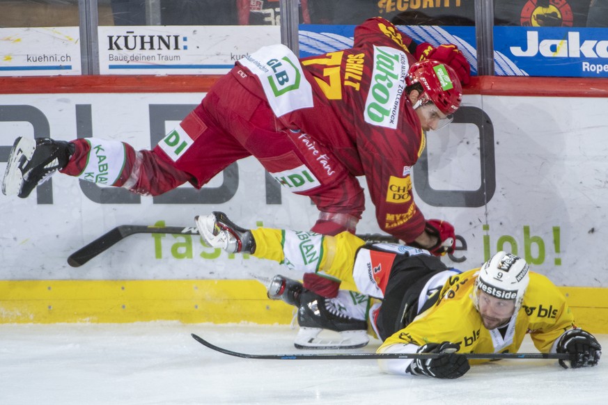 Tigers, Sebastian Schilt, links, kaempft um den Puck, gegen Berns, Jan Mursak, rechts, waehrend dem Meisterschaftsspiel der National League, zwischen den SCL Tigers und dem SC Bern, am Freitag 15. Nov ...