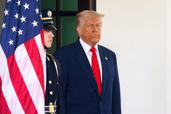 epa12078130 US President Donald Trump (R) waits to greet the Canadian prime minister at the White House in Washington, DC, USA, 06 May 2025. EPA/WILL OLIVER