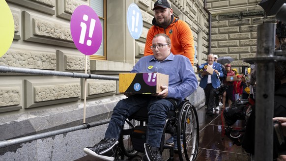Nouh Latoui, im Rollstuhl uebergibt eine Schachtel mit Unterschriften auf einer speziell installierten Rampe, waehrend der Uebergabe der Inklusions-Initiative an die Bundeskanzlei, am Donnerstag, 5. S ...
