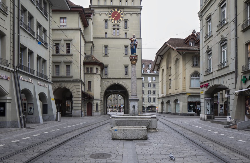 Die menschenleere Marktgasse in der Altstadt und der Kaefigturm, am Sonntag, 22. Maerz 2020 in Bern. (KEYSTONE/Peter Klaunzer)