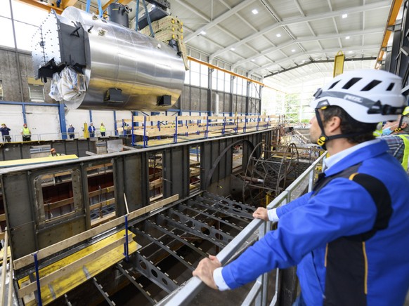 Hier wird der neue 32 Tonnen schwere Dampfkessel in die Rh