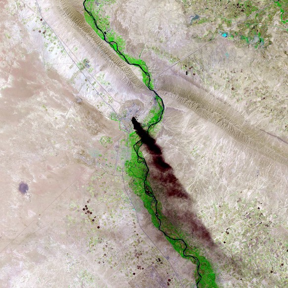 Auf dem Satellitenbild der Raffinerie in Baidschi ist eine riesige Rauchsäule zu sehen.