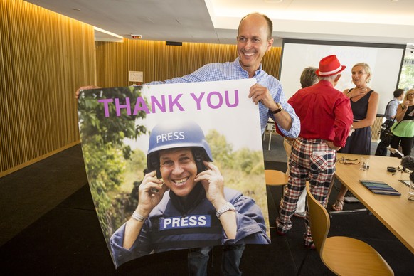 Der Bruder von Peter Greste mit einem Plakat des freigelassenen Journalisten.&nbsp;