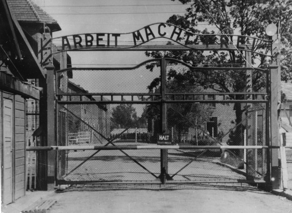 Schauderhafte Überschrift: Eingang zum Lager in Auschwitz.