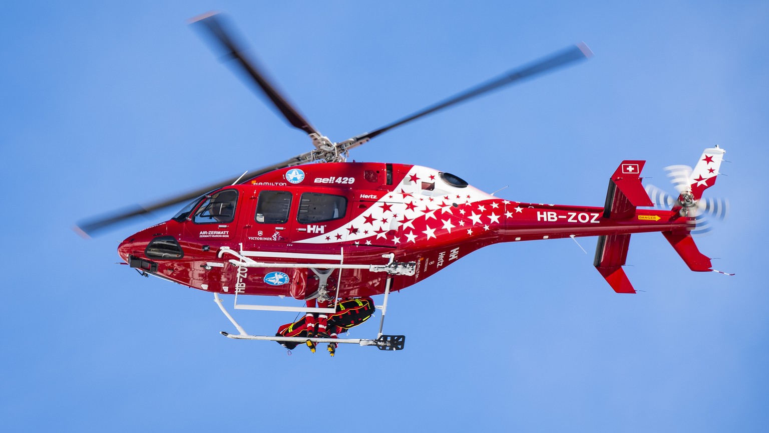 ARCHIV - ZUR VERGABE DES MANDATS ZUR BERGRETTUNG IM WALLIS ZWISCHEN DER AIR ZERMATT, DER AIR-GLACIERS UND DER REGA STELLEN WIR IHNEN FOLGENDES BILDMATERIAL ZUR VERFUEGUNG - A helicopter from the &quot ...