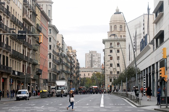 epa07929416 Protesters close a road in Pelayo street in Barcelona, Spain, 18 October 2019, during the general strike called as a protest against the sentence that condemns Catalan leaders to 9, 11, 12 ...