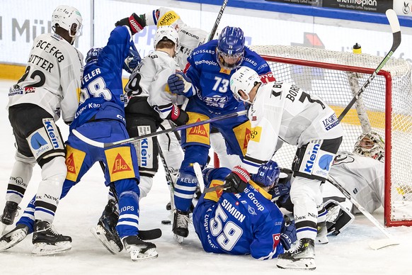 Dave Sutter (FRI), Sven Senteler (EVZ), Jakob Lilja (FRI), Mike Kuenzle (EVZ), Dario Simion (EVZ), Andreas Borgman (FRI) und Torhueter Reto Berra (FRI), von links, im Spiel der Eishockey National Leag ...