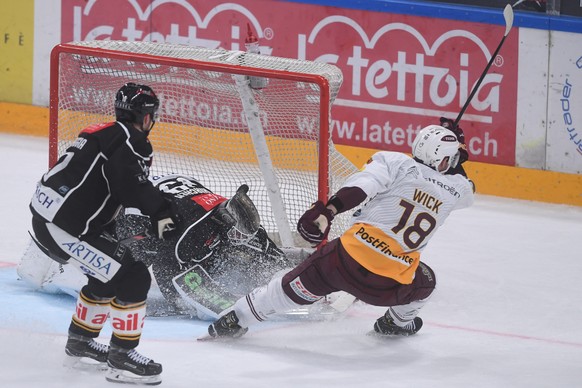 Geneva&#039;splayer Jeremy Wick scores the 1-1 goal, against Lugano&#039;s goalkeeper Sandro Zurkirchen, from right, during the preliminary round game of National League A (NLA) Swiss Championship 201 ...