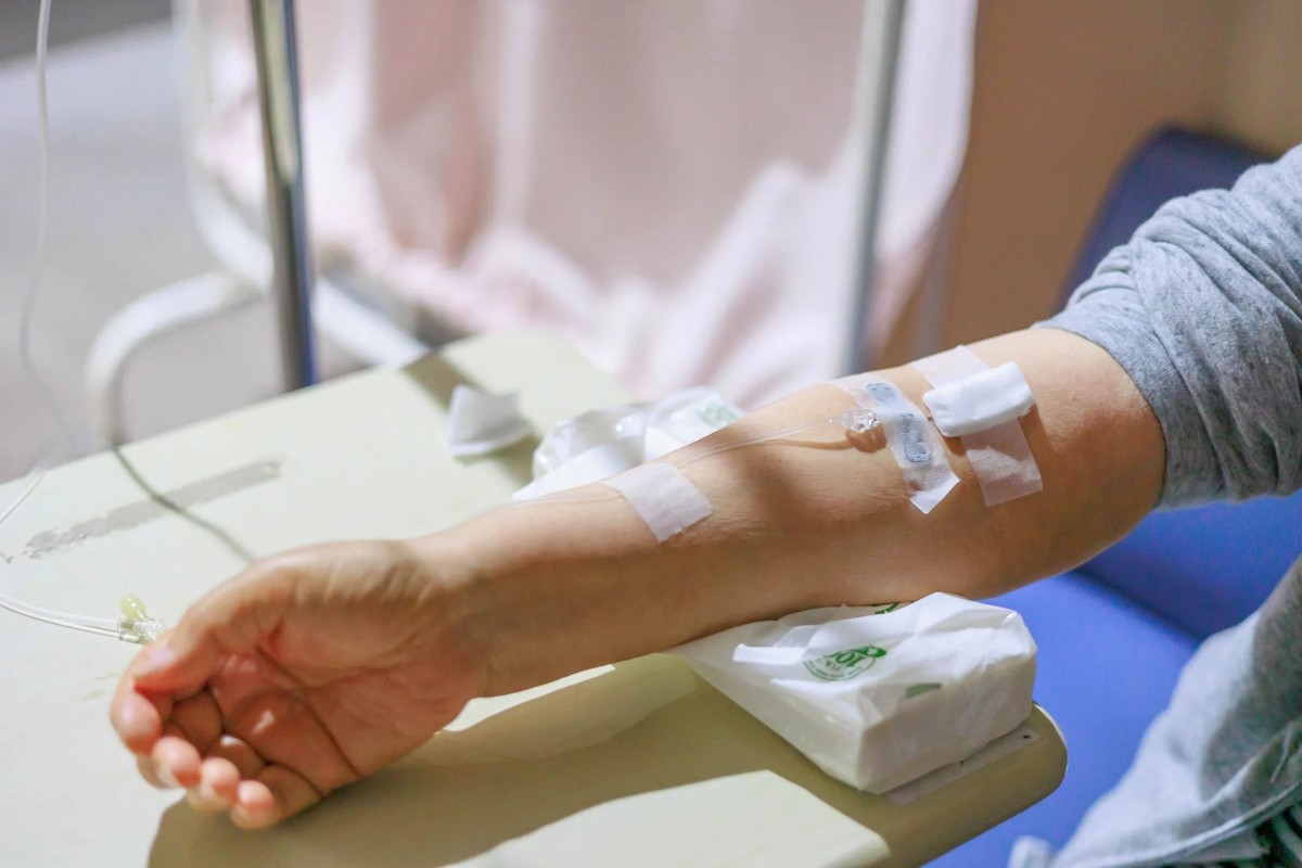 En Suisse, la plupart des patients atteints de SEP optent pour l'administration intraveineuse du médicament par perfusion.