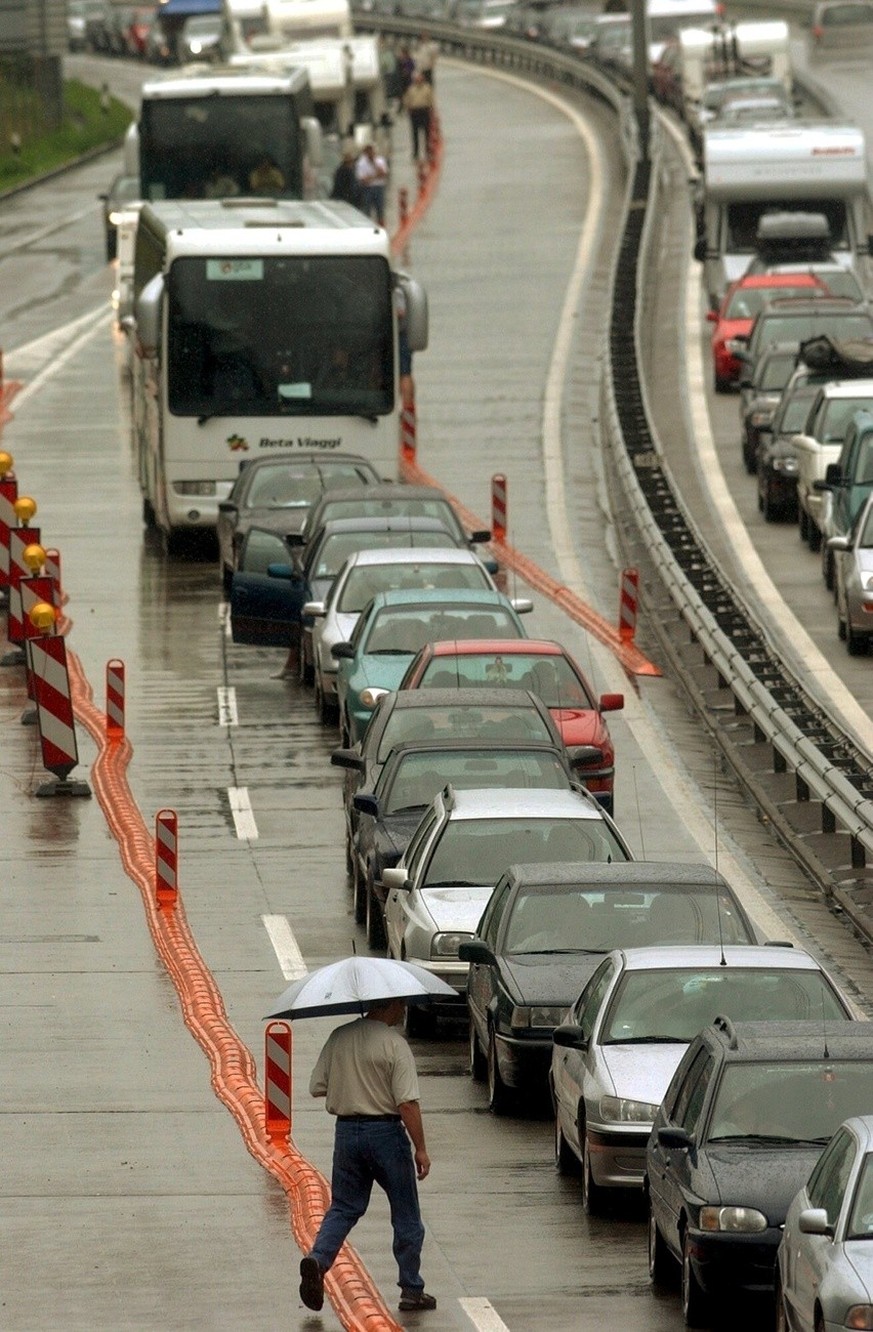 Am Samstag, 13. Juli 2002 gab es auf der Gotthard Autobahn A 2 in Richtung Sueden, wie hier bei Erstfeld, wiederum kilometerlange Staus vor dem Gotthard Tunnel. Der einzige Trost waren die tieferen Te ...