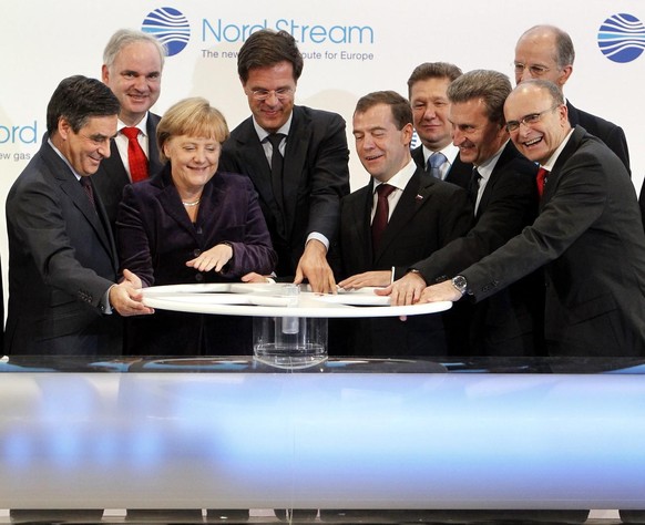 Angela Merkel und der russische Präsident Dmitri Medwedew 2011 bei der Einweihung der Pipeline Nord Stream 1.