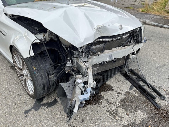 Ein Neulenker verlor am 18. Juni 2023 im Gewerbegebiet von Villmergen die Herrschaft über einen leistungsstarken Wagen und prallte gegen einen Baum. Verletzt wurde niemand.
