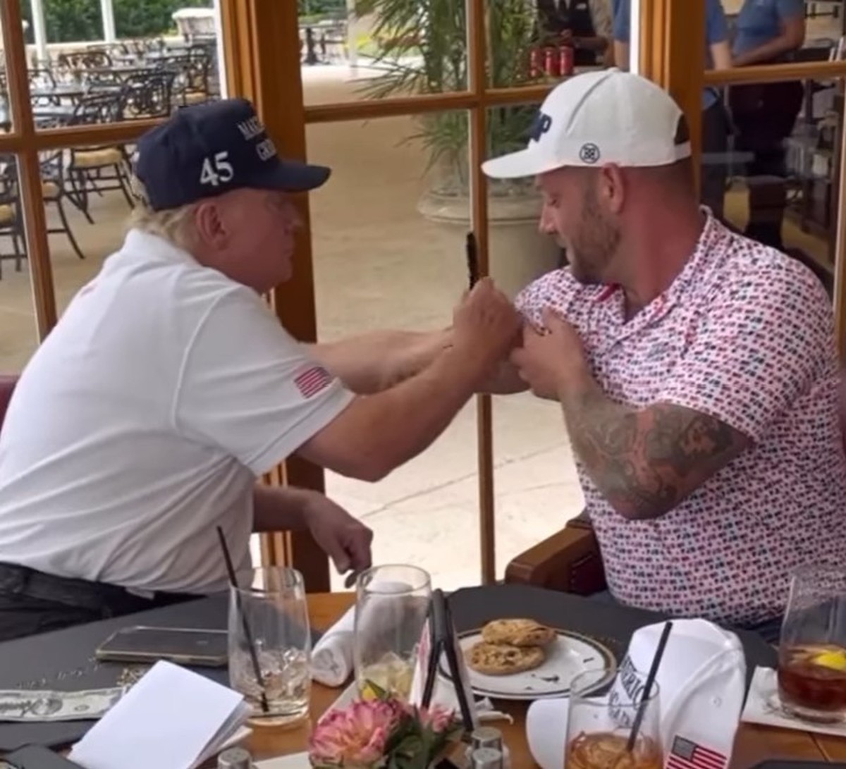 Die Trump-Unterschrift als Tattoo - wer träumt nicht davon?