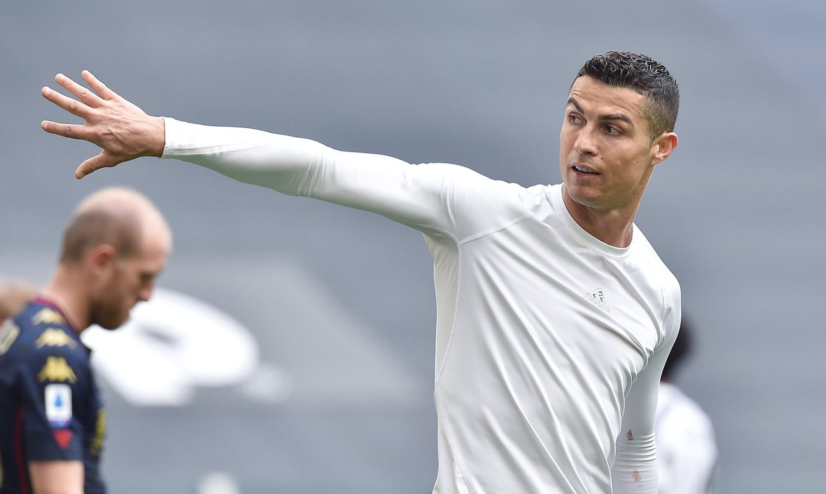 epa09129128 Juventus��� Cristiano Ronaldo reacts at the end of the Italian Serie A soccer match Juventus FC vs Genoa CFC at the Allianz Stadium in Turin, Italy, 11 April 2021. EPA/ALESSANDRO DI MARCO