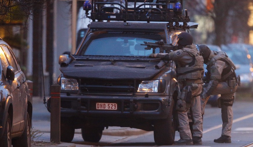 Sicherheitskräfte im Brüsseler Quartier Forest am Dienstag.&nbsp;