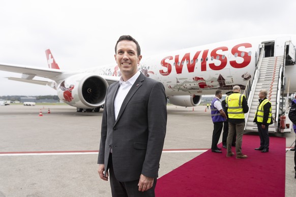 Jens Fehlinger CEO von Swiss, posiert vor dem neuen Airbus A350 der Fluggesellschaft Swiss International Air Lines (HB-IFA), fotografiert am Donnerstag, 9. Oktober 2025 in Kloten. (KEYSTONE/Gaetan Bal ...