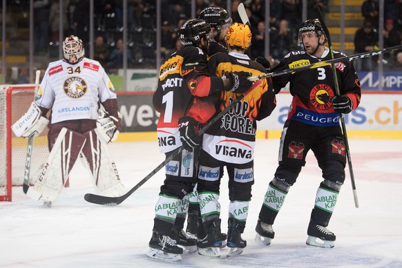 Die Berner Jubeln ueber das Tor zum 1:0 von Berns Simon Moser im Eishockey Meisterschaftsspiel der National League zwischen dem SC Bern und dem Geneve-Servette HC, am Dienstag, 26. Februar 2019, in de ...